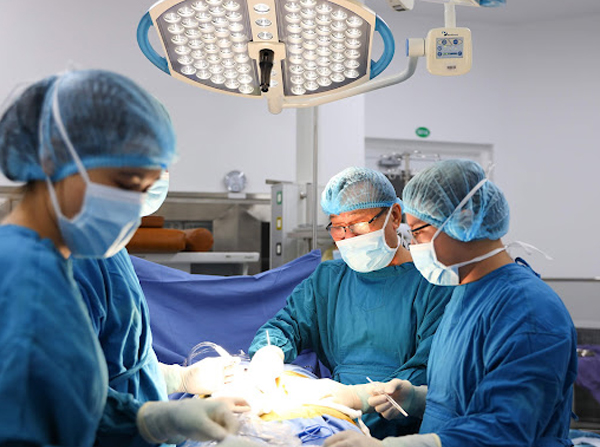 Phẫu thuật cắt bỏ hạt tophi có kích thước lớn gây mất thẩm mỹ và khó khăn trong sinh hoạt